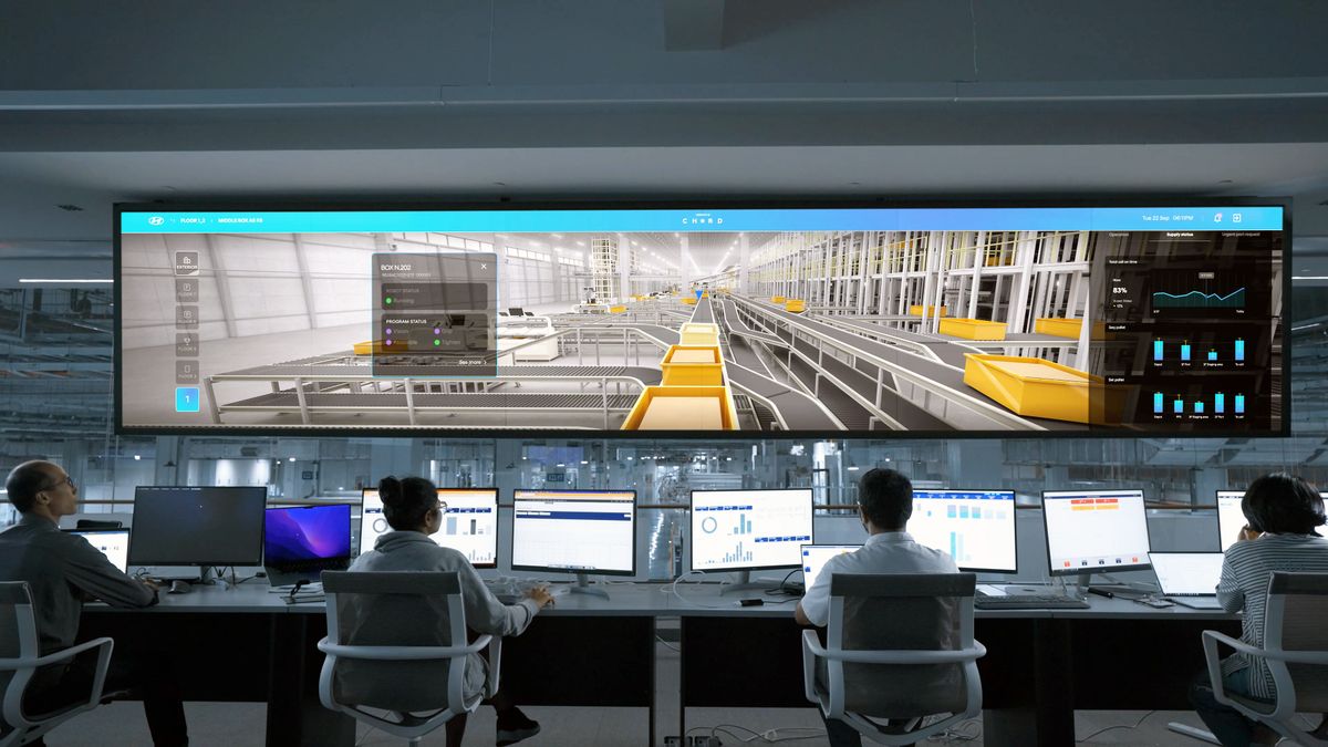 Telecom network operations centre with engineers watching live link status across wall-mounted displays